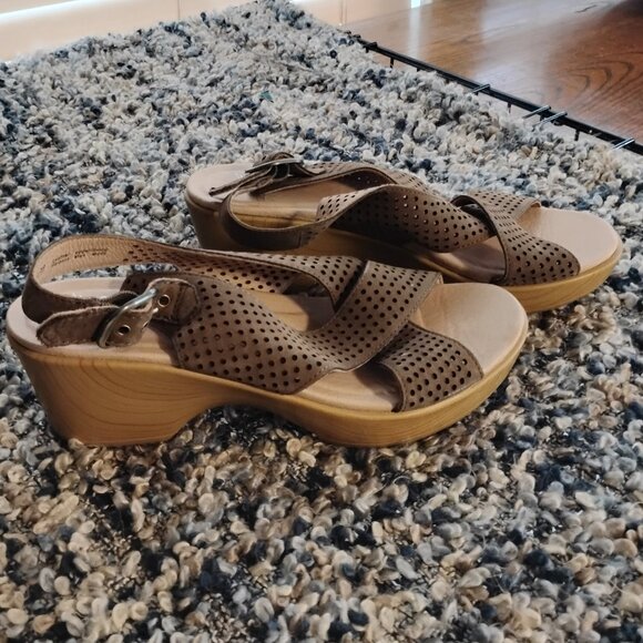 Dansko pumps. Light brown. Perfect condition. Worn only a few times. Size 39. - Picture 1 of 6